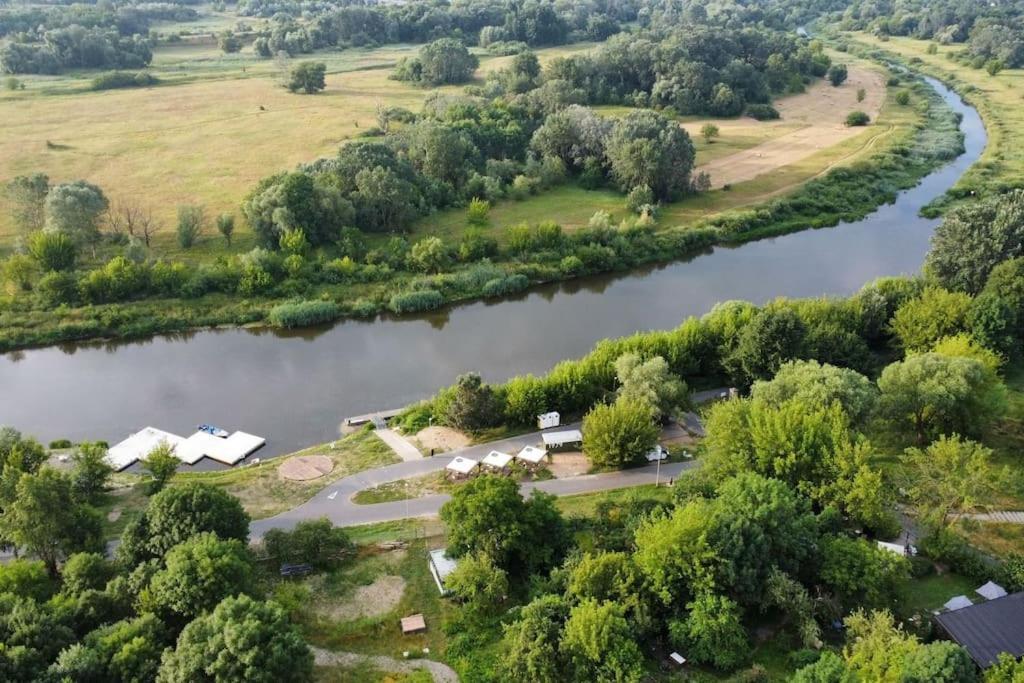 Riverfront Cabins In The Garden Posen Exterior foto