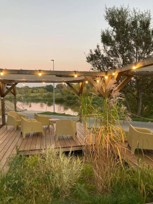 Riverfront Cabins In The Garden Posen Exterior foto